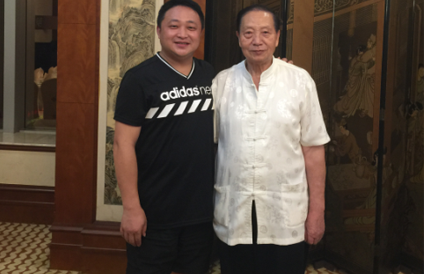 董事長張小合（左）與湖南湘鄉建市市長廖六如