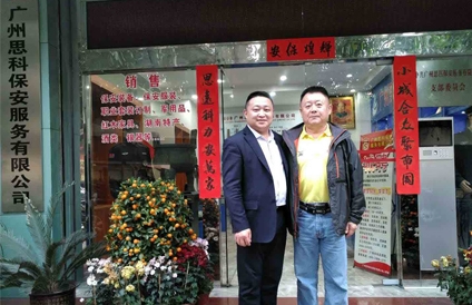 董事長張小合與橄欖球隊國家隊鄭總教練（右）合影留念